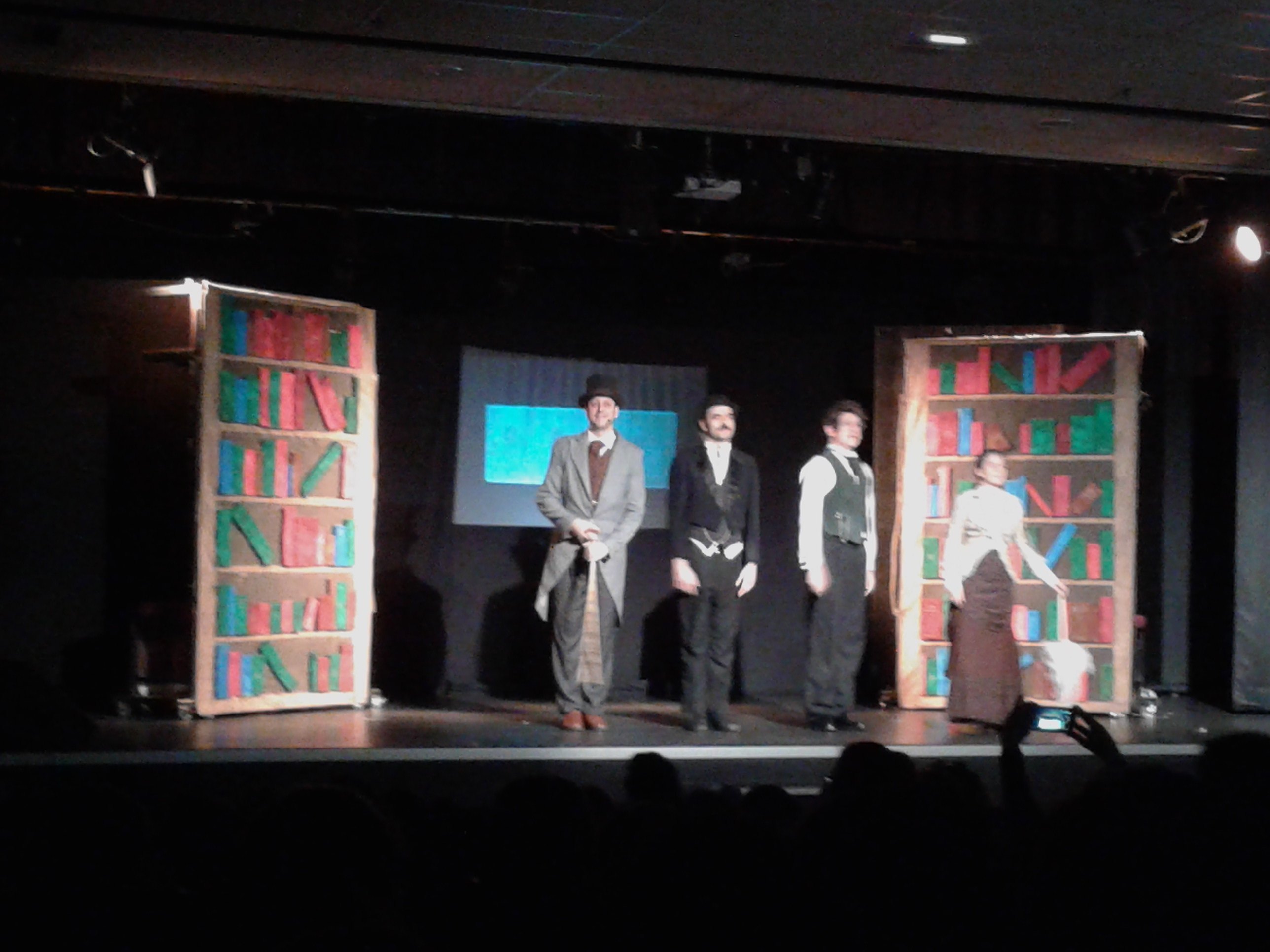 Secundaria va al Teatro